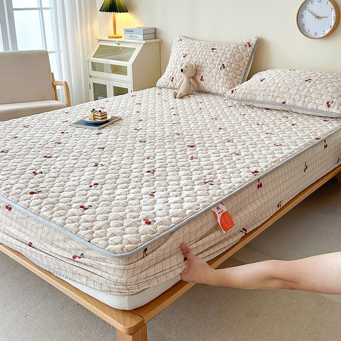 91家纺网 家纺一手货源 找家纺 铭成家纺 2025新款牛奶绒夹棉保暖床笠 樱桃格子-卡其