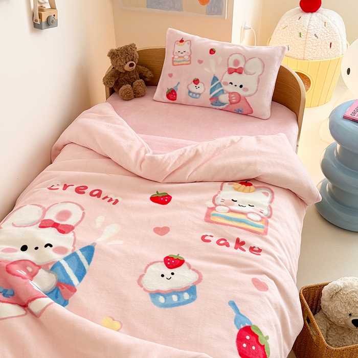 91家纺网 家纺一手货源 找家纺 嗨生活 2025水彩系列新款大版牛奶绒三件套 幼儿园三件套 儿童三件套 萌小兔