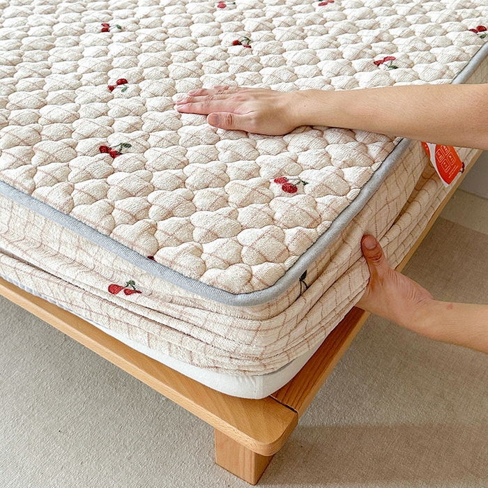 91家纺网 家纺一手货源 找家纺 铭成家纺 2025新款牛奶绒夹棉保暖床笠 樱桃格子-卡其