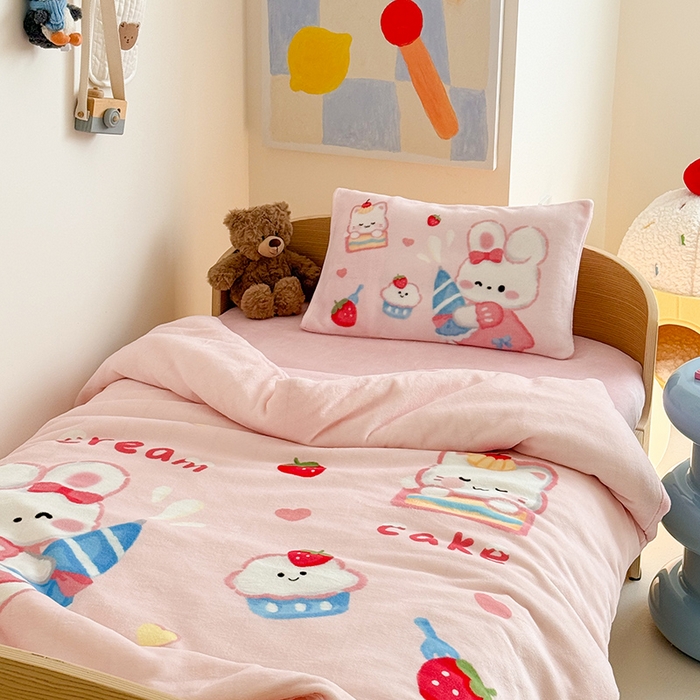 91家纺网 家纺一手货源 找家纺 嗨生活 2025水彩系列新款大版牛奶绒三件套 幼儿园三件套 儿童三件套 萌小兔