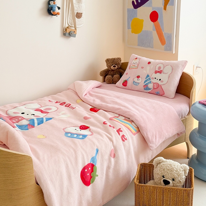 91家纺网 家纺一手货源 找家纺 嗨生活 2025水彩系列新款大版牛奶绒三件套 幼儿园三件套 儿童三件套 萌小兔