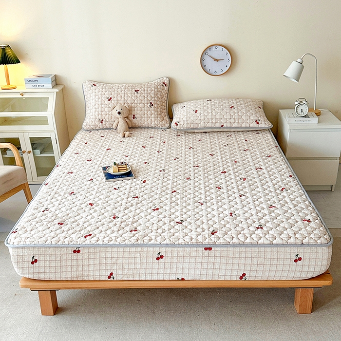 91家纺网 家纺一手货源 找家纺 铭成家纺 2025新款牛奶绒夹棉保暖床笠 樱桃格子-卡其