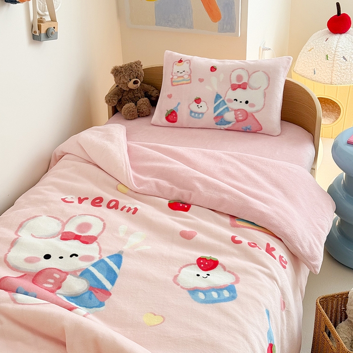 91家纺网 家纺一手货源 找家纺 嗨生活 2025水彩系列新款大版牛奶绒三件套 幼儿园三件套 儿童三件套 萌小兔