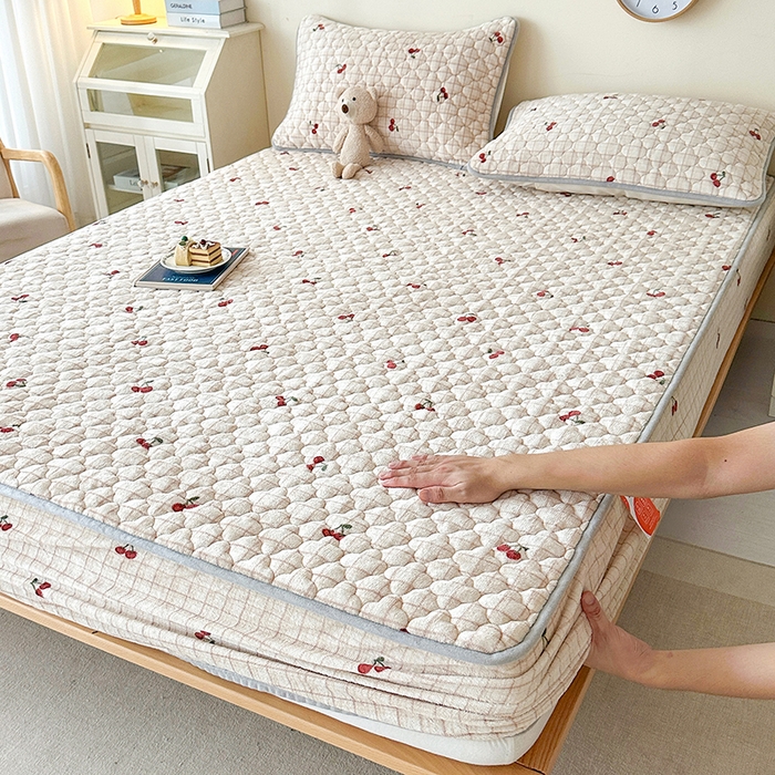 91家纺网 家纺一手货源 找家纺 铭成家纺 2025新款牛奶绒夹棉保暖床笠 樱桃格子-卡其