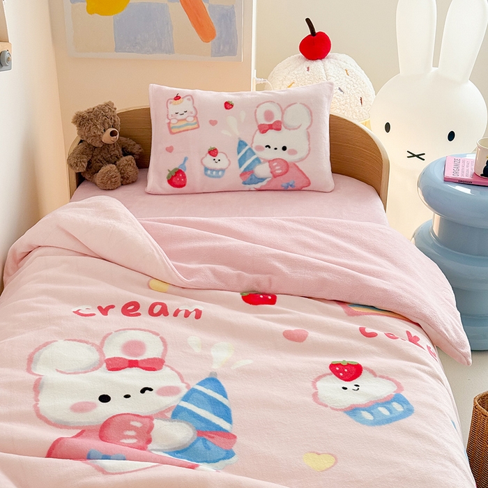 91家纺网 家纺一手货源 找家纺 嗨生活 2025水彩系列新款大版牛奶绒三件套 幼儿园三件套 儿童三件套 萌小兔