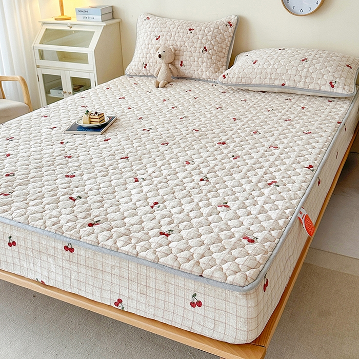 91家纺网 家纺一手货源 找家纺 铭成家纺 2025新款牛奶绒夹棉保暖床笠 樱桃格子-卡其