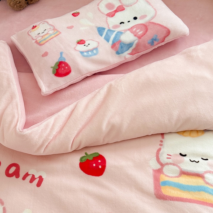 91家纺网 家纺一手货源 找家纺 嗨生活 2025水彩系列新款大版牛奶绒三件套 幼儿园三件套 儿童三件套 萌小兔