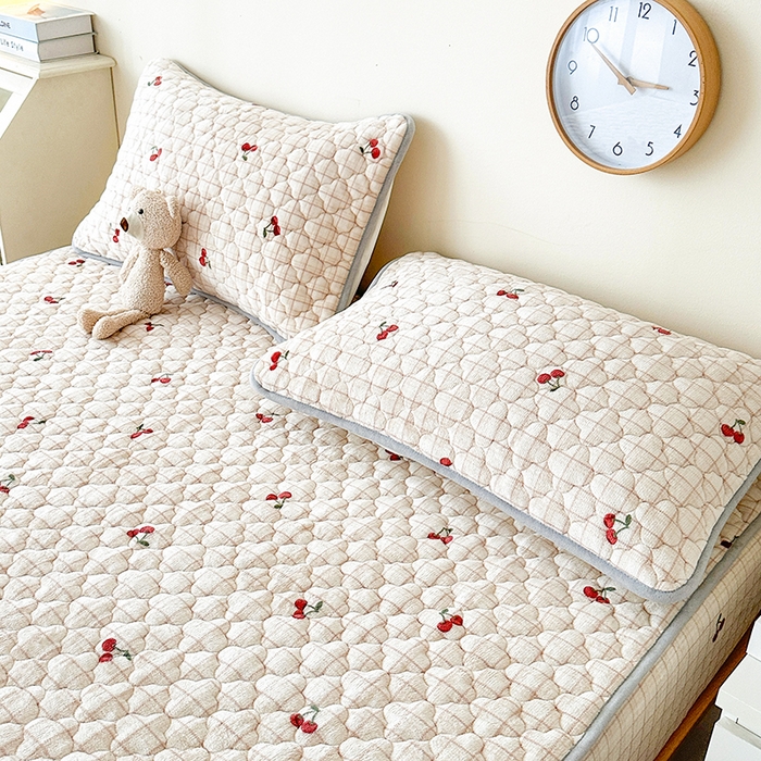 91家纺网 家纺一手货源 找家纺 铭成家纺 2025新款牛奶绒夹棉保暖床笠 樱桃格子-卡其