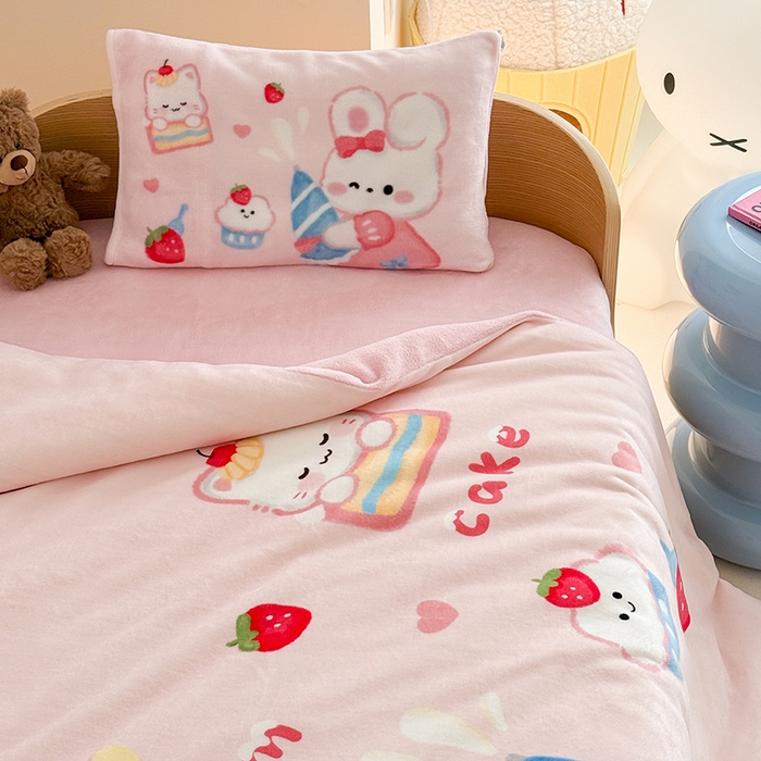 91家纺网 家纺一手货源 找家纺 嗨生活 2025水彩系列新款大版牛奶绒三件套 幼儿园三件套 儿童三件套 萌小兔