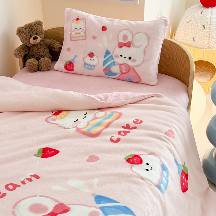 91家纺网 家纺一手货源 找家纺 嗨生活 2025水彩系列新款大版牛奶绒三件套 幼儿园三件套 儿童三件套 萌小兔