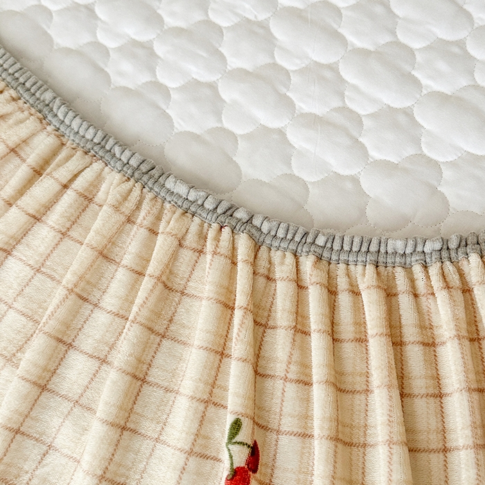 91家纺网 家纺一手货源 找家纺 铭成家纺 2025新款牛奶绒夹棉保暖床笠 樱桃格子-卡其