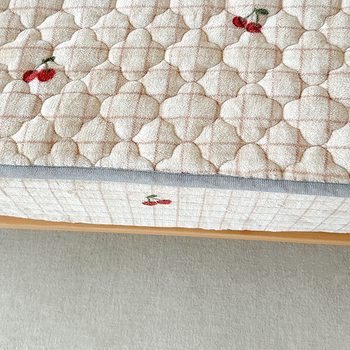 91家纺网 家纺一手货源 找家纺 铭成家纺 2025新款牛奶绒夹棉保暖床笠 樱桃格子-卡其