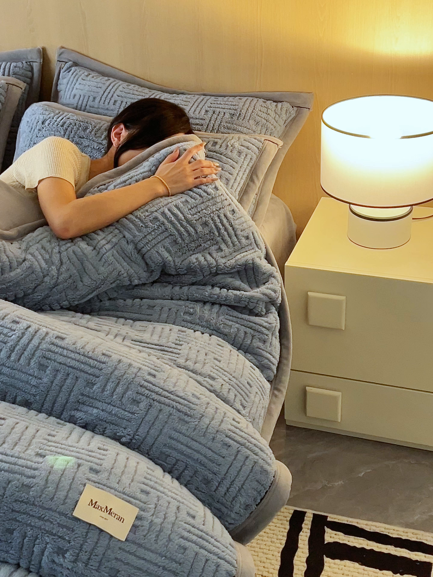 91家纺网 家纺一手货源 找家纺 晨曦家纺 2025新款230克加厚保暖塔芙绒牛奶绒提花单被套-简爱 简爱-高级蓝灰