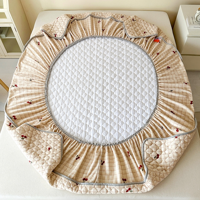 91家纺网 家纺一手货源 找家纺 铭成家纺 2025新款牛奶绒夹棉保暖床笠 樱桃格子-卡其