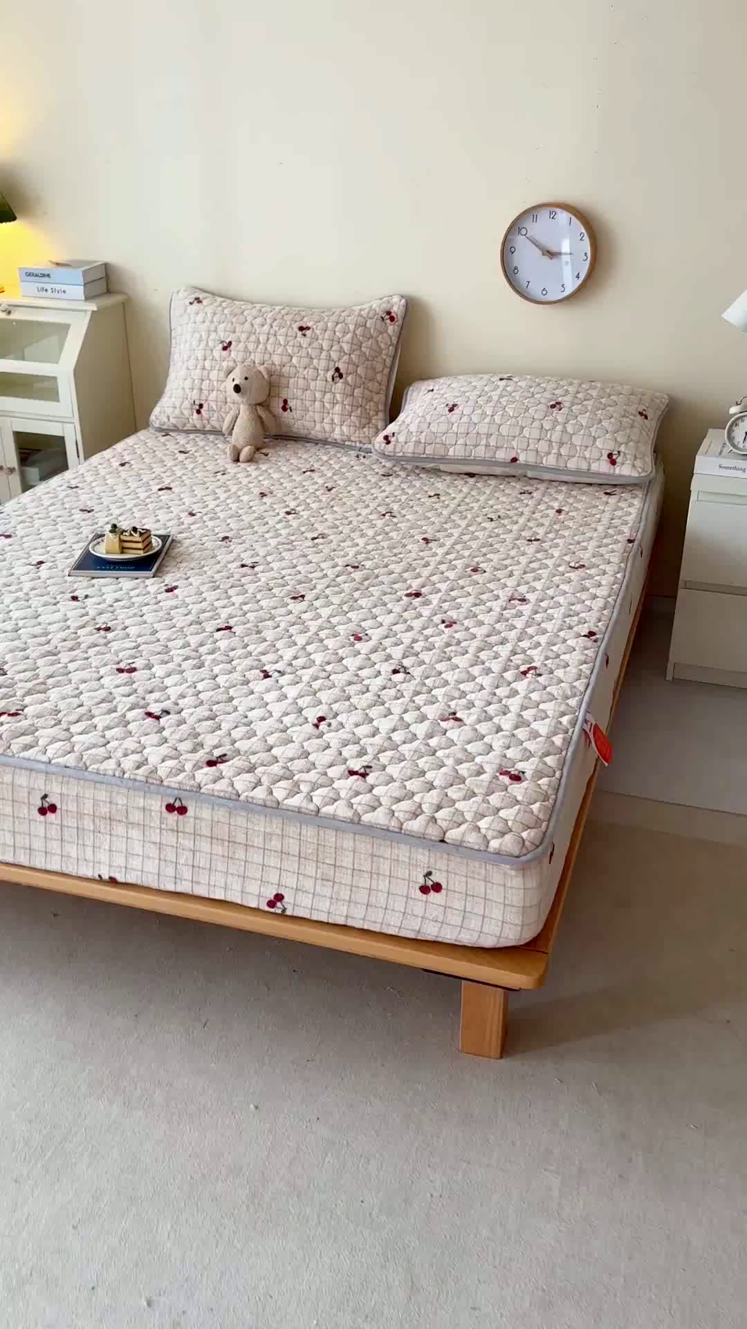 91家纺网 家纺一手货源 找家纺 铭成家纺 2025新款牛奶绒夹棉保暖床笠 樱桃格子-卡其