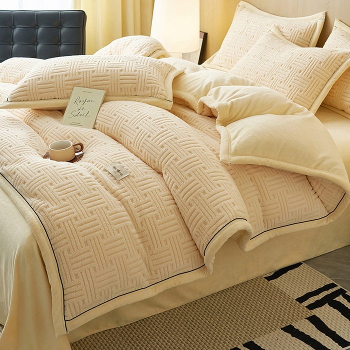 91家纺网 家纺一手货源 找家纺 晨曦家纺 2025新款230克加厚保暖塔芙绒牛奶绒提花单被套-简爱 简爱-奶黄