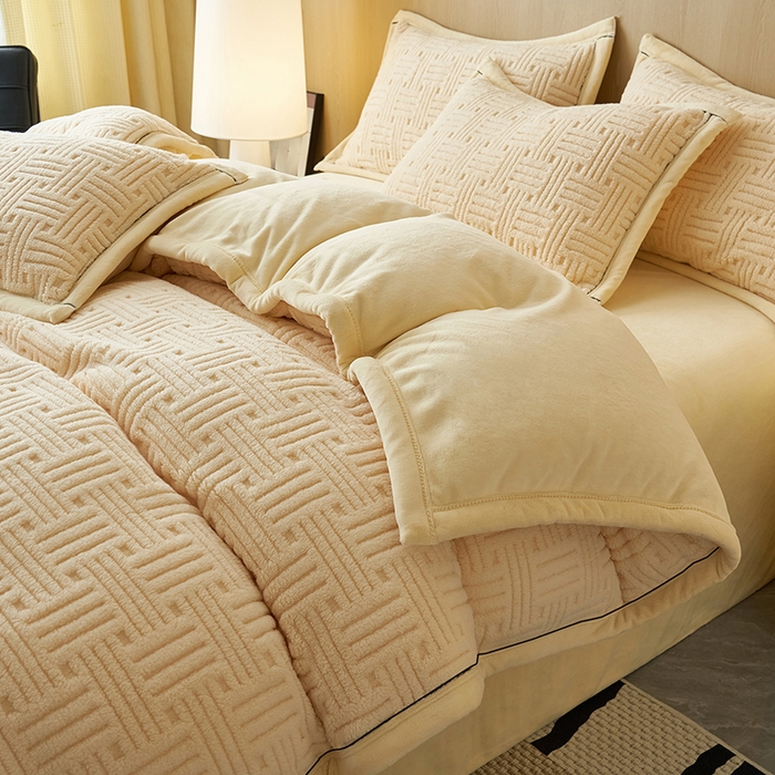 91家纺网 家纺一手货源 找家纺 晨曦家纺 2025新款230克加厚保暖塔芙绒牛奶绒提花单被套-简爱 简爱-奶黄