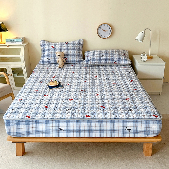 91家纺网 家纺一手货源 找家纺 铭成家纺 2025新款牛奶绒夹棉保暖床笠 樱桃格子-蓝