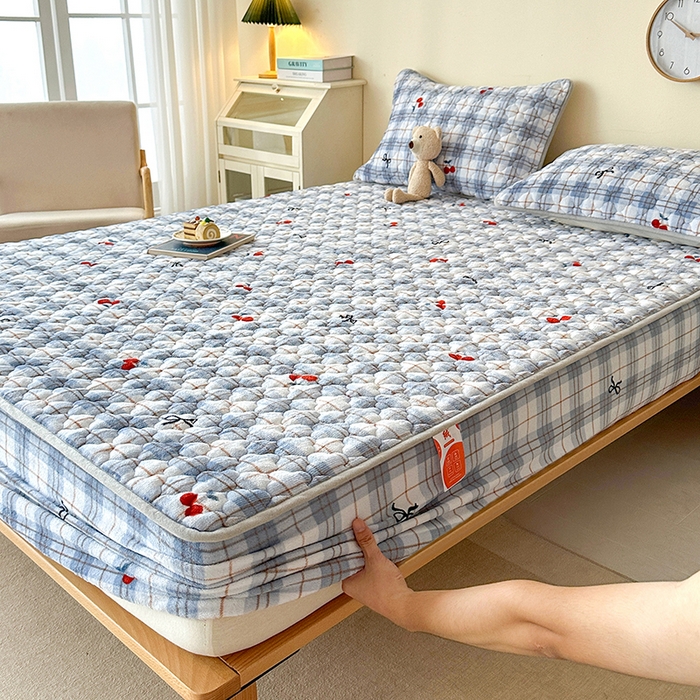 91家纺网 家纺一手货源 找家纺 铭成家纺 2025新款牛奶绒夹棉保暖床笠 樱桃格子-蓝