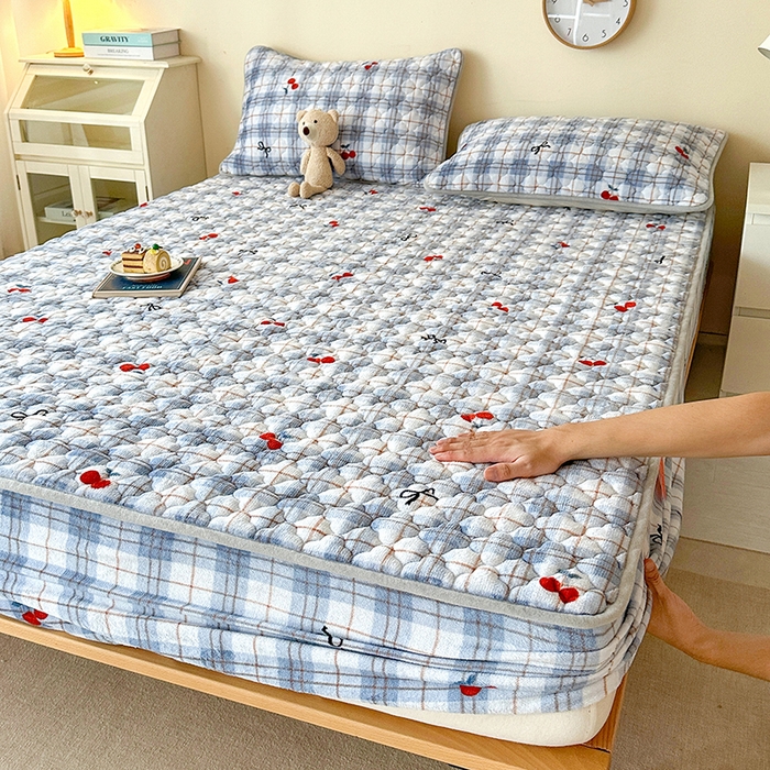 91家纺网 家纺一手货源 找家纺 铭成家纺 2025新款牛奶绒夹棉保暖床笠 樱桃格子-蓝