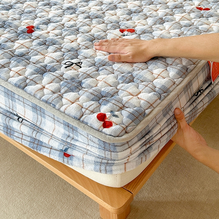 91家纺网 家纺一手货源 找家纺 铭成家纺 2025新款牛奶绒夹棉保暖床笠 樱桃格子-蓝