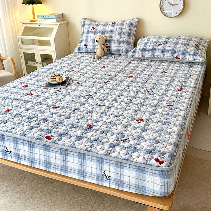 91家纺网 家纺一手货源 找家纺 铭成家纺 2025新款牛奶绒夹棉保暖床笠 樱桃格子-蓝