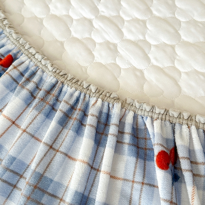 91家纺网 家纺一手货源 找家纺 铭成家纺 2025新款牛奶绒夹棉保暖床笠 樱桃格子-蓝