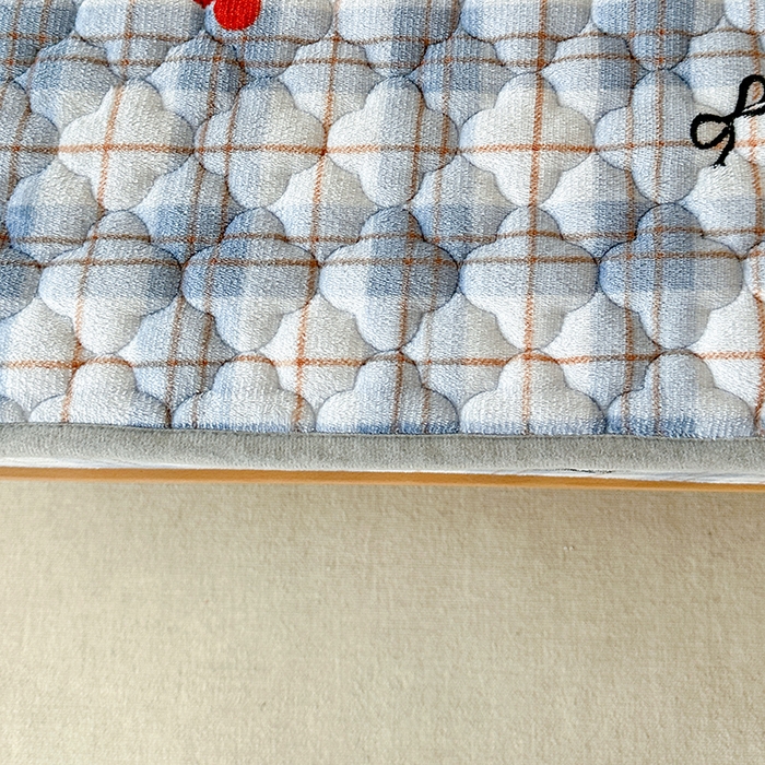 91家纺网 家纺一手货源 找家纺 铭成家纺 2025新款牛奶绒夹棉保暖床笠 樱桃格子-蓝