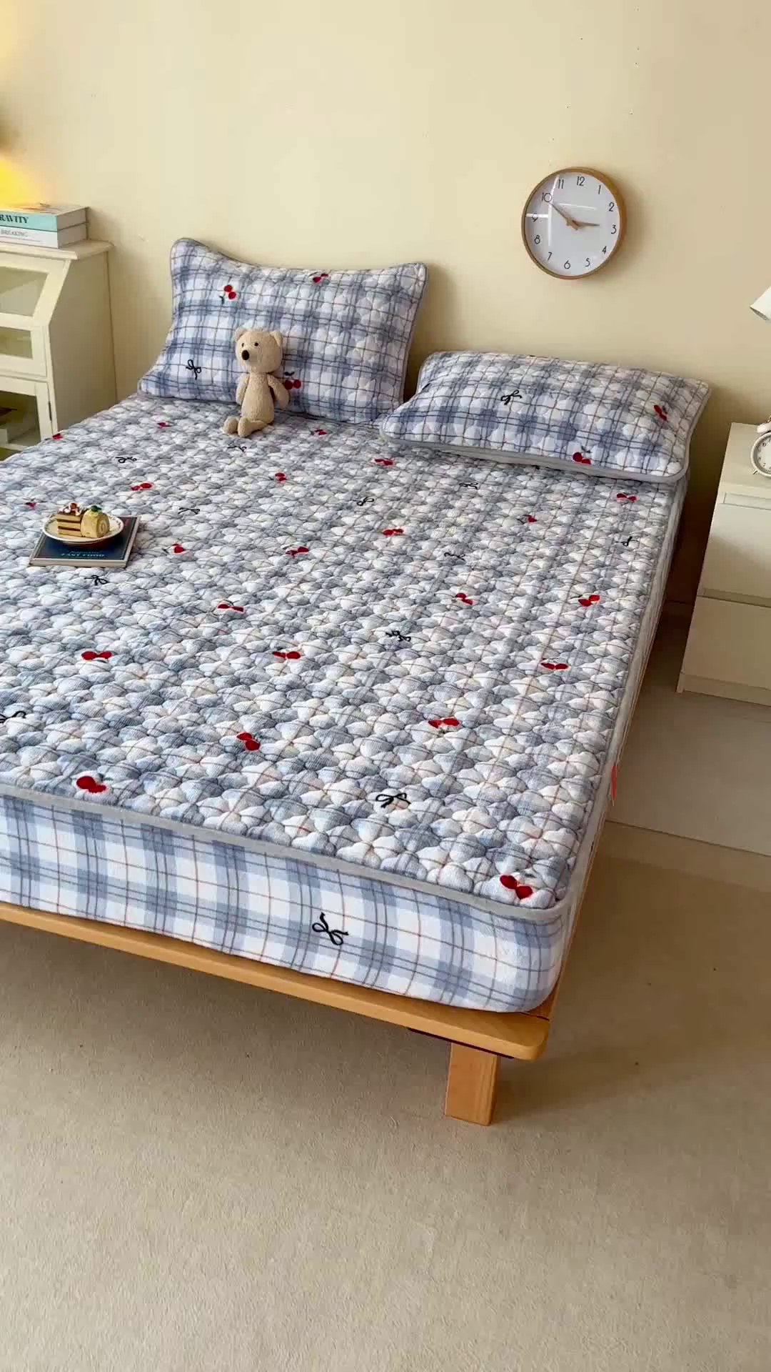 91家纺网 家纺一手货源 找家纺 铭成家纺 2025新款牛奶绒夹棉保暖床笠 樱桃格子-蓝