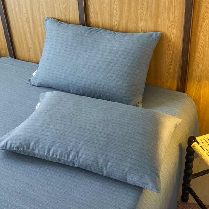 91家纺网 家纺一手货源 找家纺 春皖家纺 2025新款全棉原棉磨毛色织水洗单枕套回暖系列-风格二 柏林蓝