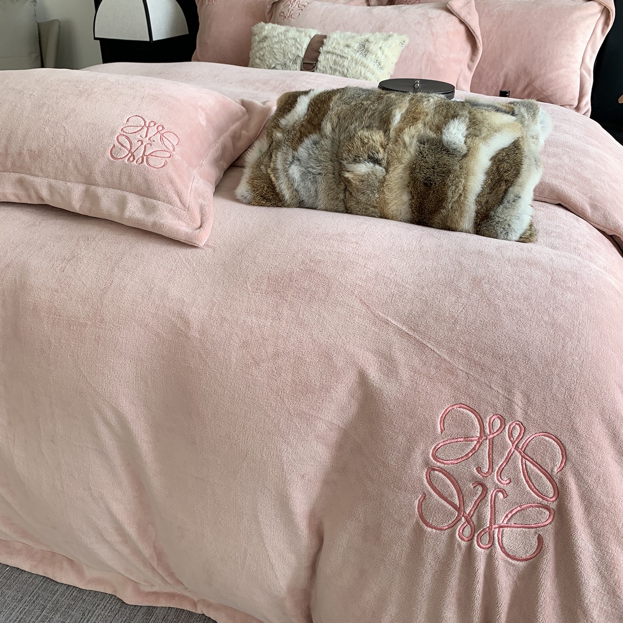 91家纺网 家纺一手货源 找家纺 （总）莱豫家纺 2025秋冬新品加厚牛奶绒刺绣款四件套宽边工艺全消光牛奶绒