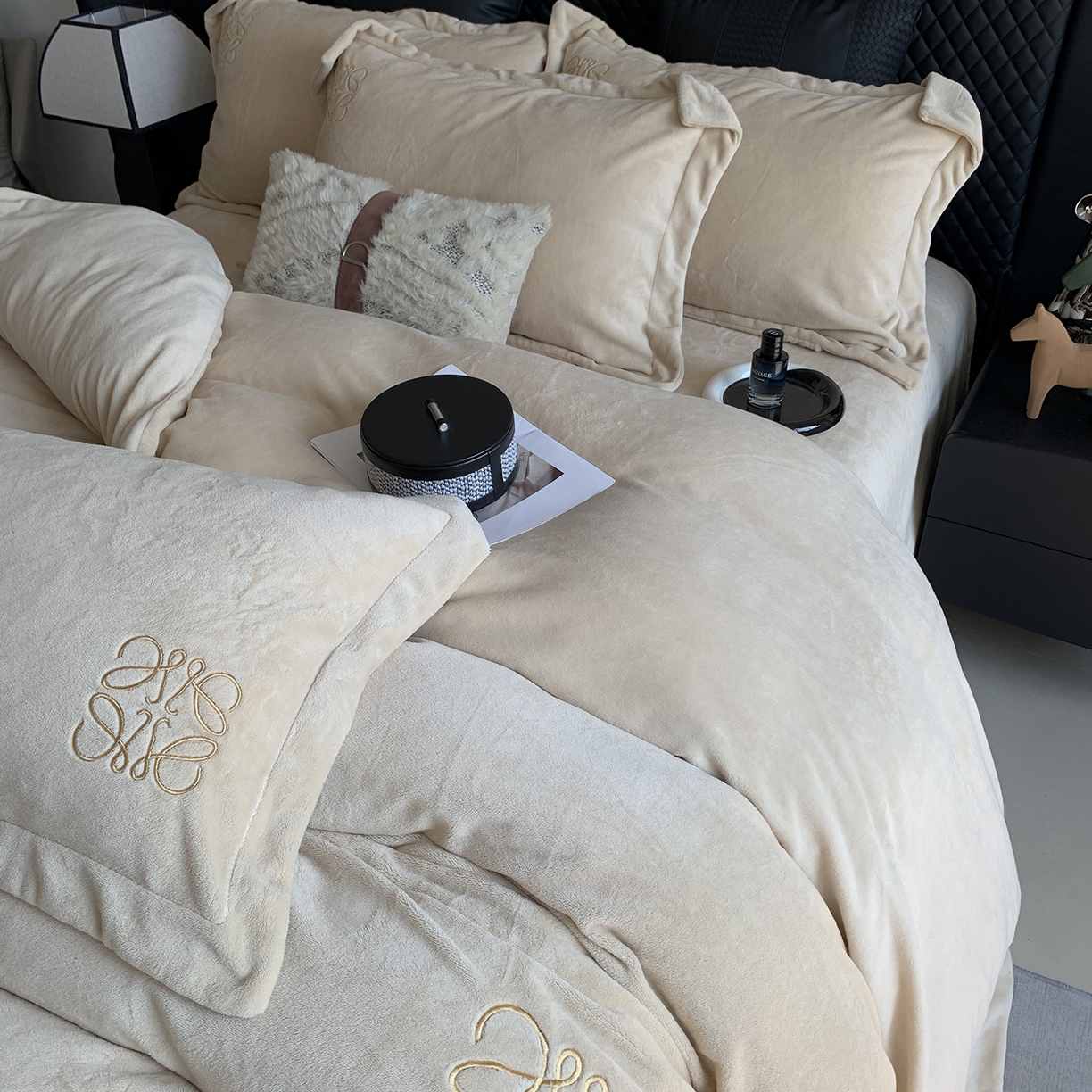 91家纺网 家纺一手货源 找家纺 莱豫家纺 2025秋冬新品加厚牛奶绒刺绣款四件套宽边工艺全消光牛奶绒 罗意威温柔浅杏