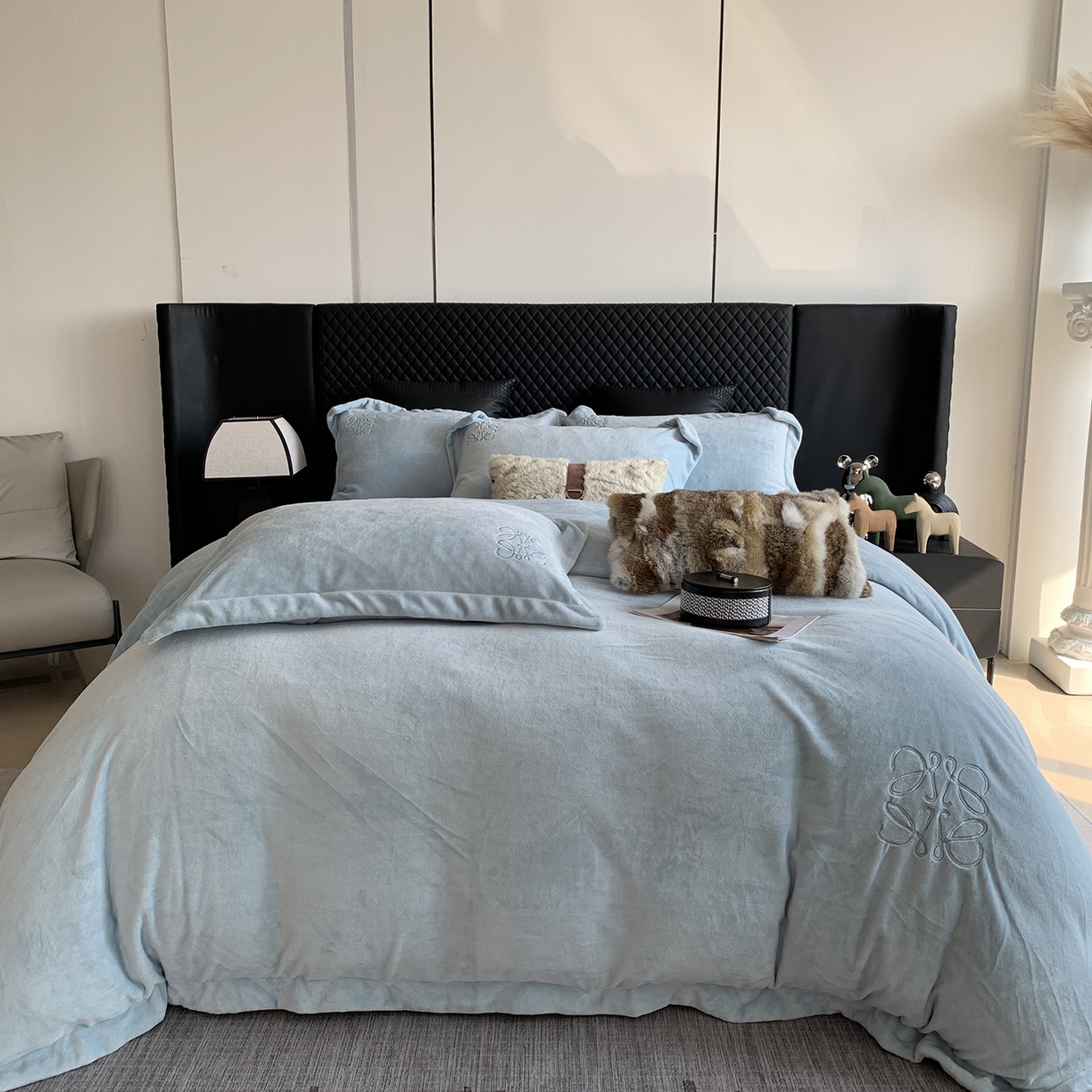 91家纺网 家纺一手货源 找家纺 莱豫家纺 2025秋冬新品加厚牛奶绒刺绣款四件套宽边工艺全消光牛奶绒 罗意威秋波蓝