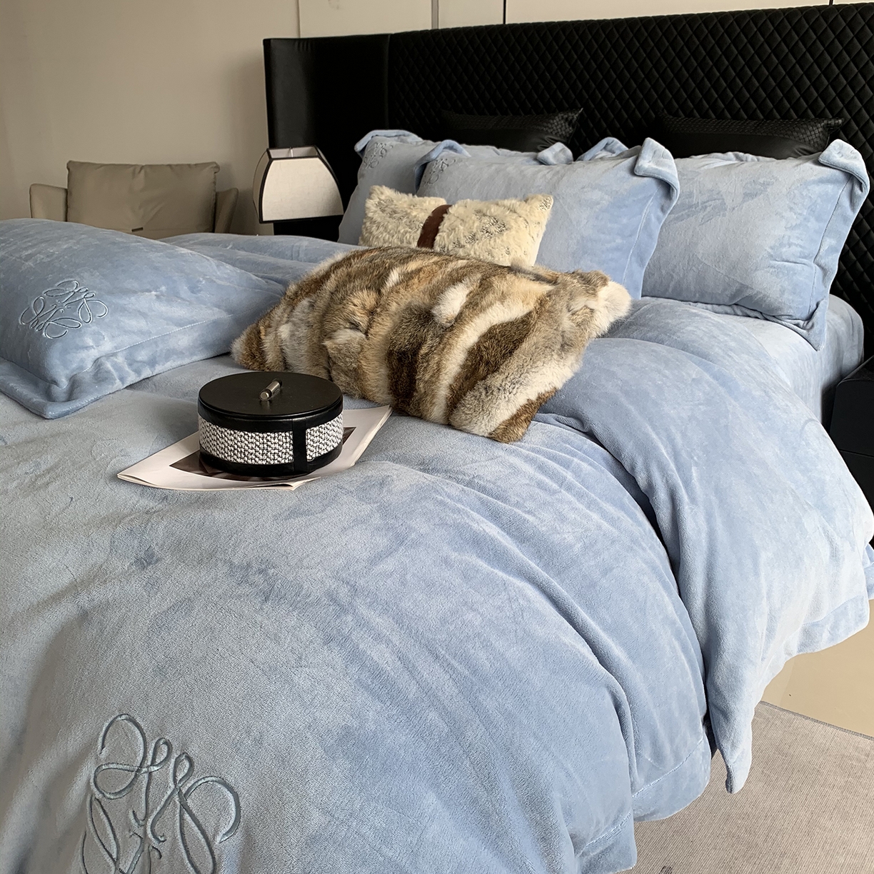 91家纺网 家纺一手货源 找家纺 莱豫家纺 2025秋冬新品加厚牛奶绒刺绣款四件套宽边工艺全消光牛奶绒 罗意威普鲁士蓝