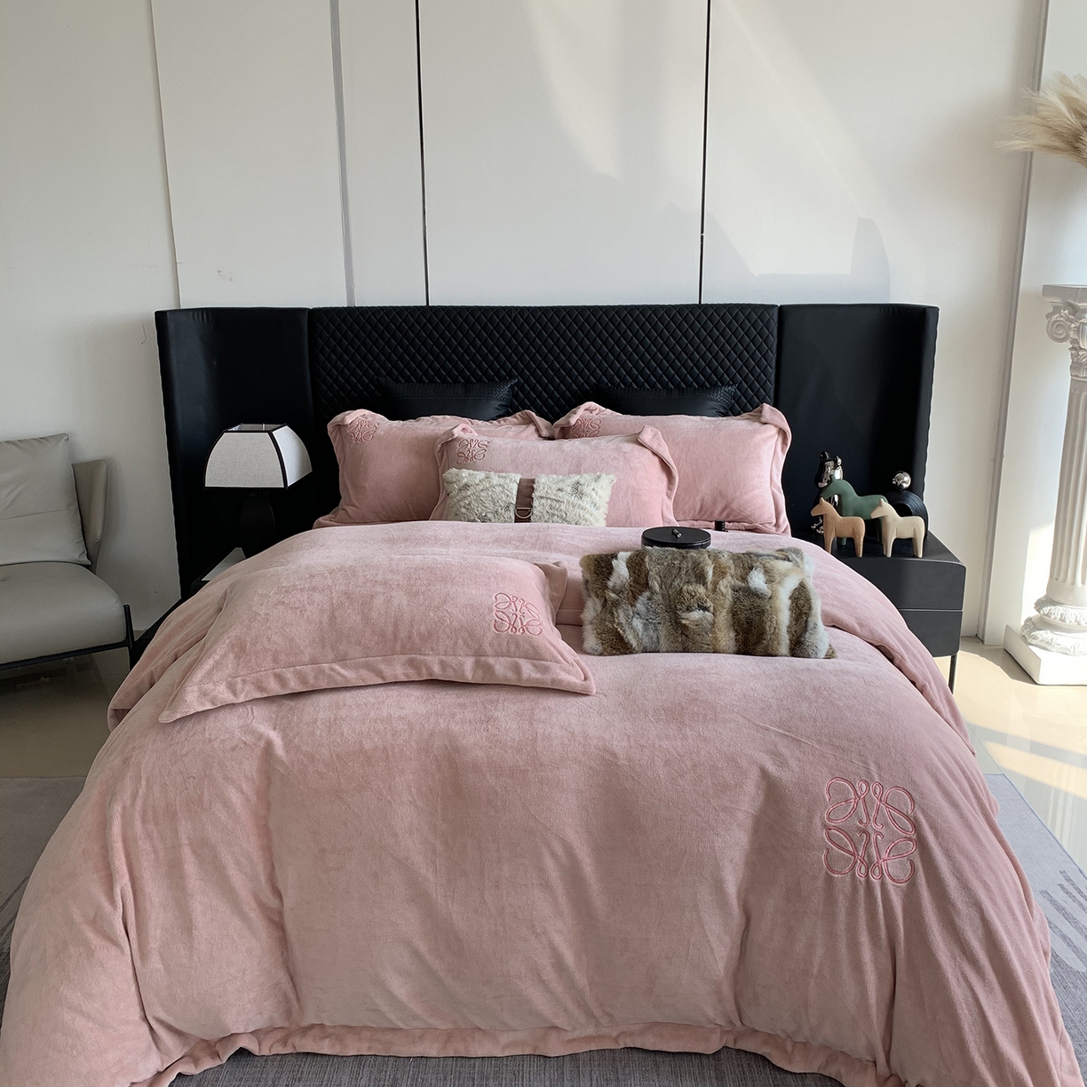 莱豫家纺 2025秋冬新品加厚牛奶绒刺绣款四件套宽边工艺全消光牛奶绒 罗意威薄雾玫瑰