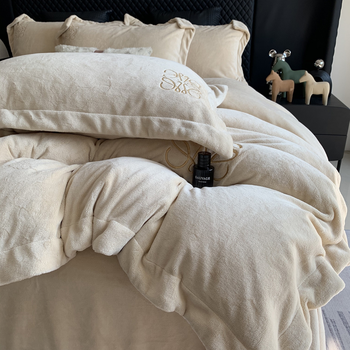 91家纺网 家纺一手货源 找家纺 莱豫家纺 2025秋冬新品加厚牛奶绒刺绣款四件套宽边工艺全消光牛奶绒 罗意威温柔浅杏