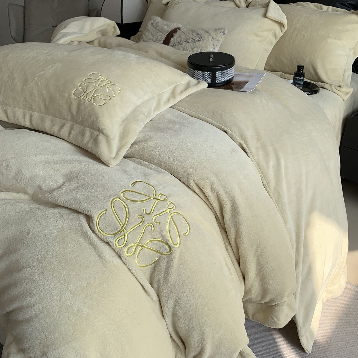 91家纺网 家纺一手货源 找家纺 莱豫家纺 2025秋冬新品加厚牛奶绒刺绣款四件套宽边工艺全消光牛奶绒 罗意威清新雪梨