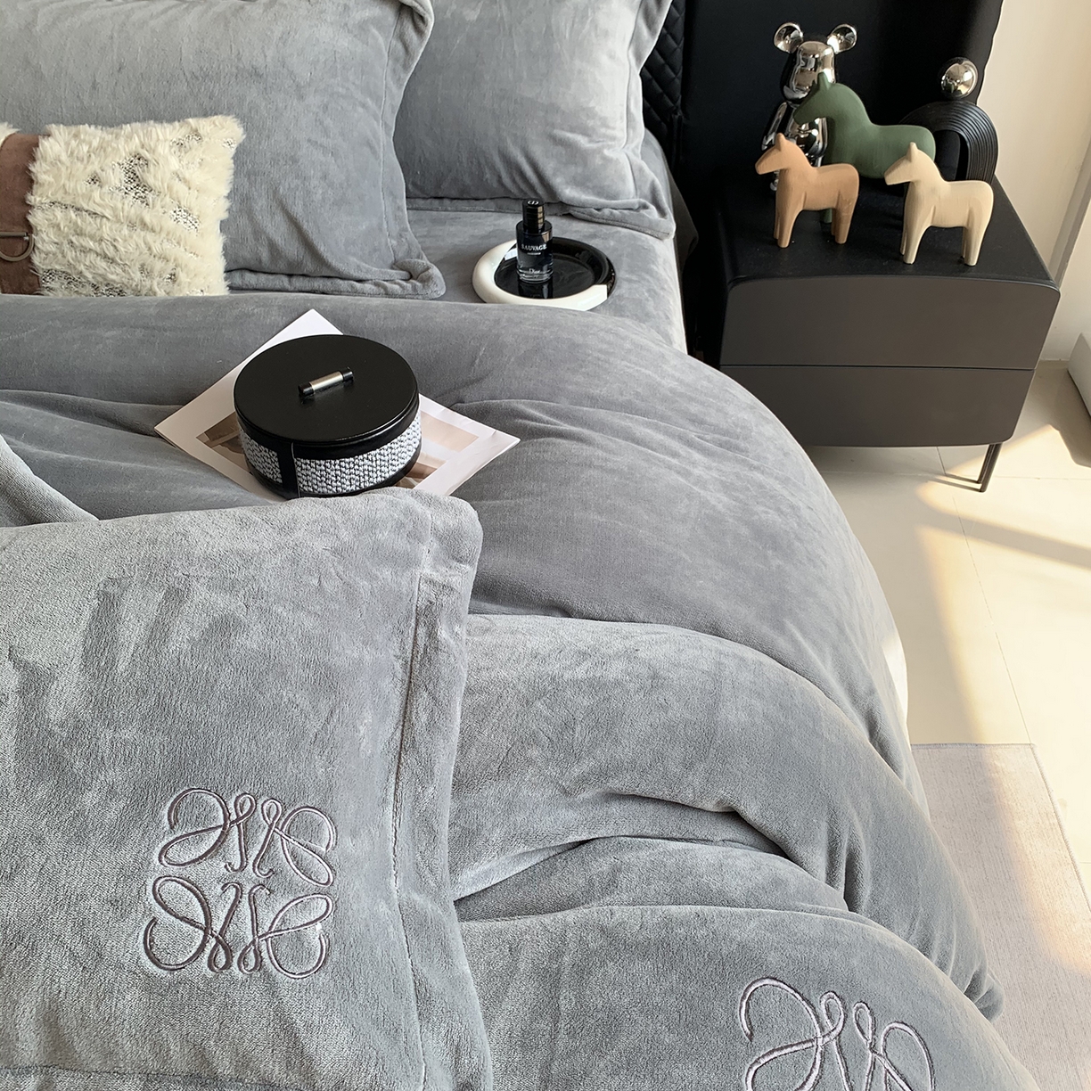 91家纺网 家纺一手货源 找家纺 莱豫家纺 2025秋冬新品加厚牛奶绒刺绣款四件套宽边工艺全消光牛奶绒 罗意威玛瑙灰