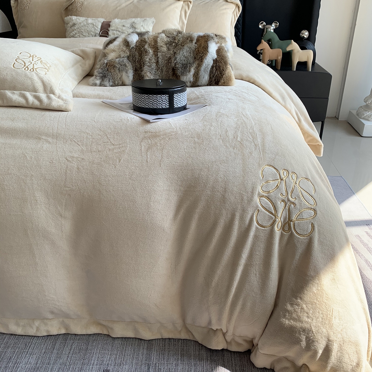 91家纺网 家纺一手货源 找家纺 莱豫家纺 2025秋冬新品加厚牛奶绒刺绣款四件套宽边工艺全消光牛奶绒 罗意威温柔浅杏