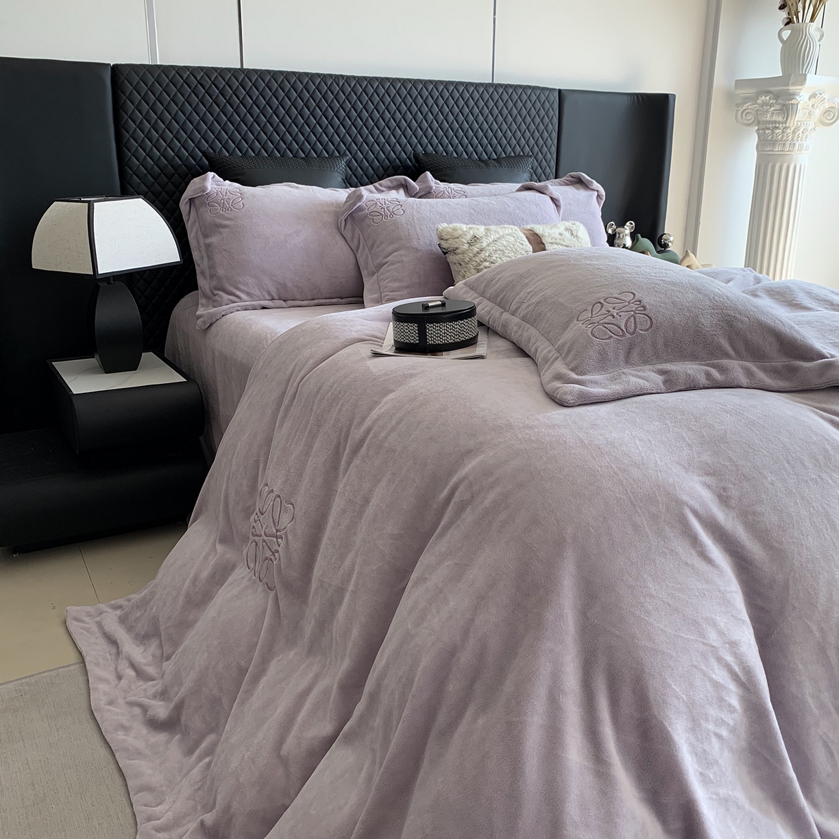 91家纺网 家纺一手货源 找家纺 莱豫家纺 2025秋冬新品加厚牛奶绒刺绣款四件套宽边工艺全消光牛奶绒 罗意威梦幻紫