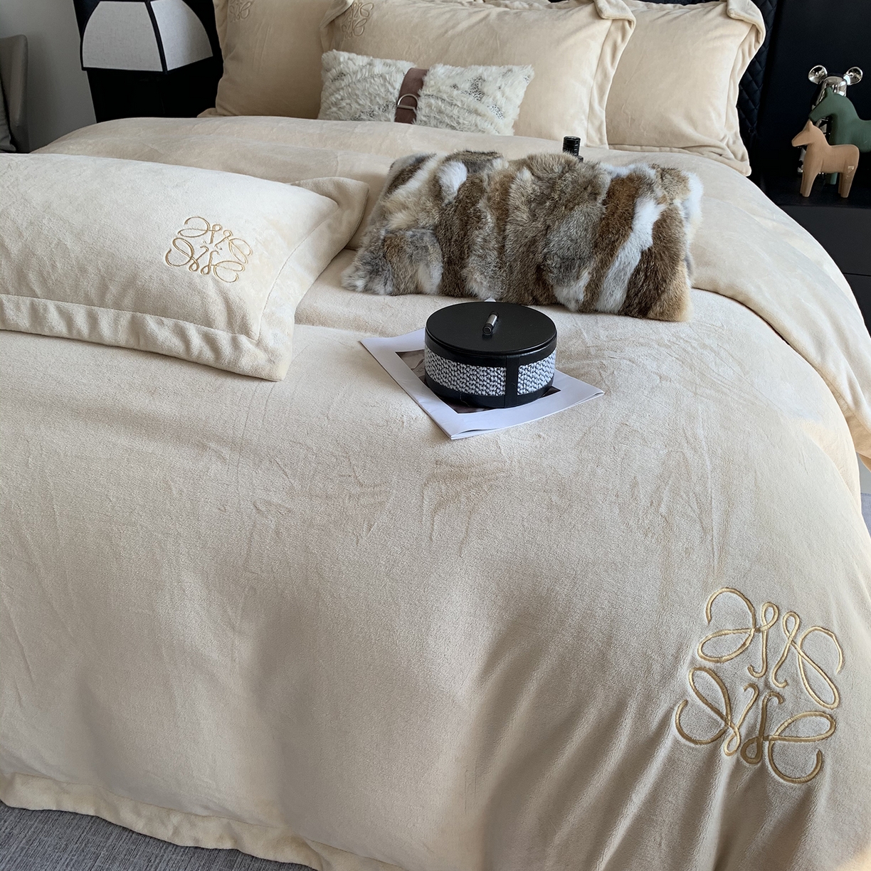 91家纺网 家纺一手货源 找家纺 莱豫家纺 2025秋冬新品加厚牛奶绒刺绣款四件套宽边工艺全消光牛奶绒 罗意威温柔浅杏