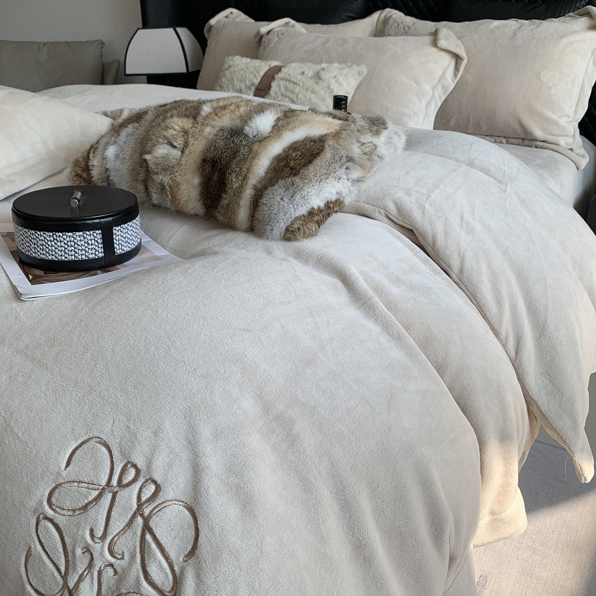 91家纺网 家纺一手货源 找家纺 莱豫家纺 2025秋冬新品加厚牛奶绒刺绣款四件套宽边工艺全消光牛奶绒 罗意威蛋奶咖