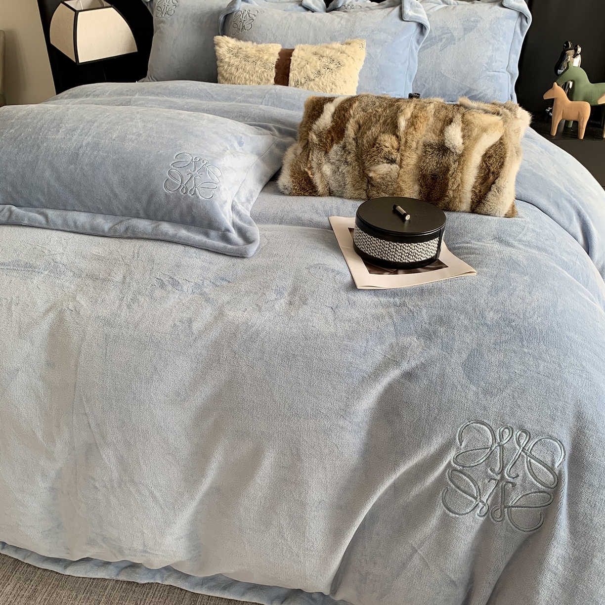 91家纺网 家纺一手货源 找家纺 莱豫家纺 2025秋冬新品加厚牛奶绒刺绣款四件套宽边工艺全消光牛奶绒 罗意威普鲁士蓝