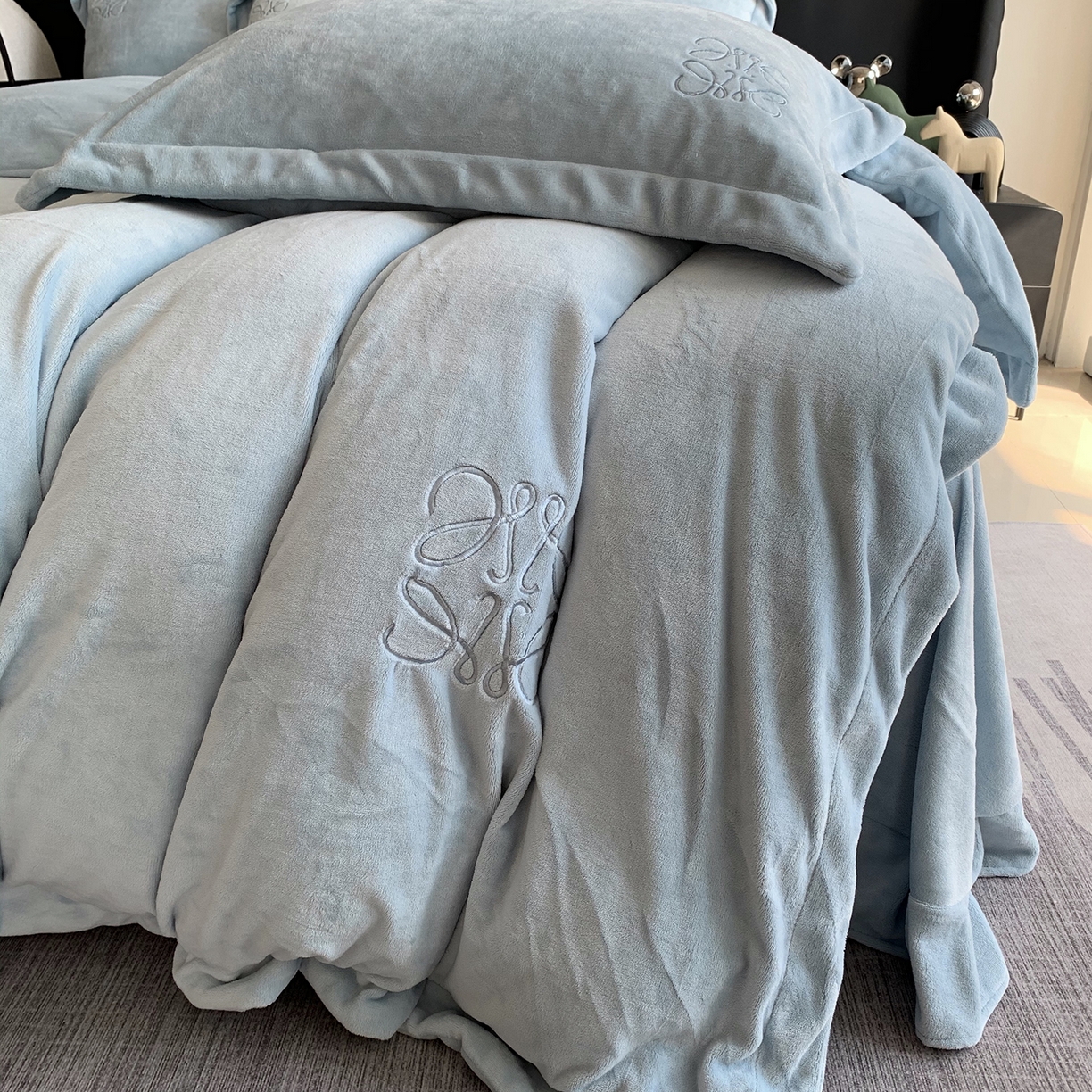 91家纺网 家纺一手货源 找家纺 莱豫家纺 2025秋冬新品加厚牛奶绒刺绣款四件套宽边工艺全消光牛奶绒 罗意威秋波蓝