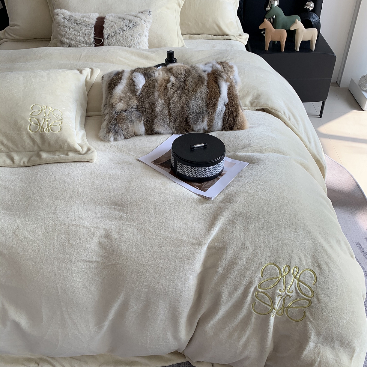 91家纺网 家纺一手货源 找家纺 莱豫家纺 2025秋冬新品加厚牛奶绒刺绣款四件套宽边工艺全消光牛奶绒 罗意威清新雪梨