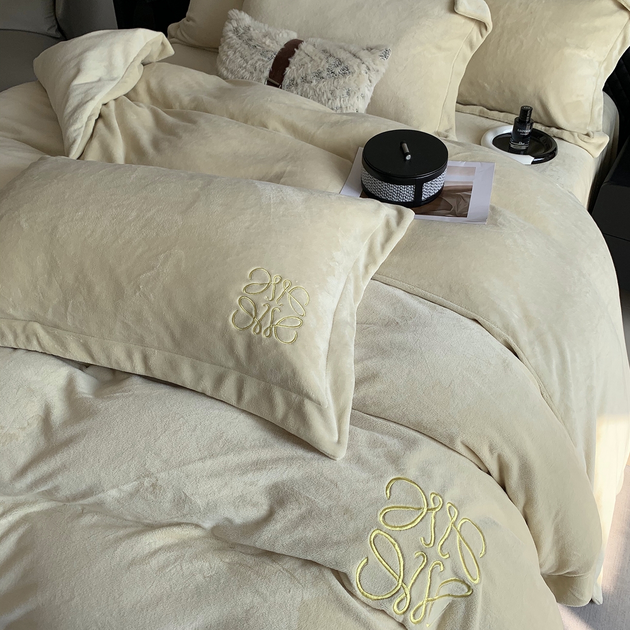 91家纺网 家纺一手货源 找家纺 莱豫家纺 2025秋冬新品加厚牛奶绒刺绣款四件套宽边工艺全消光牛奶绒 罗意威清新雪梨