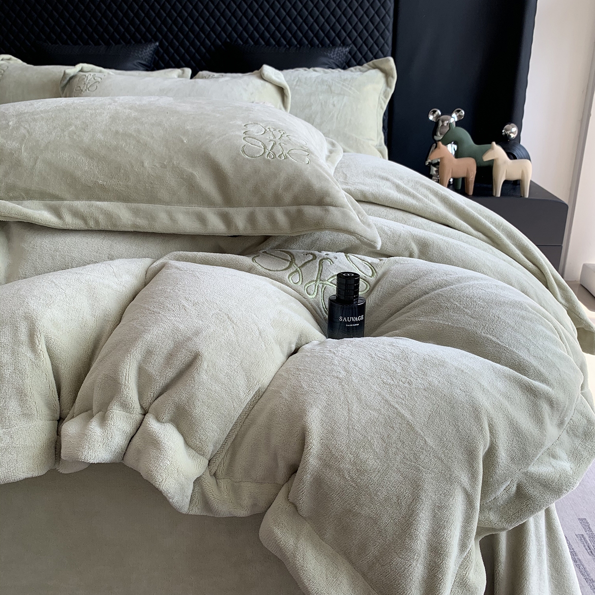 91家纺网 家纺一手货源 找家纺 莱豫家纺 2025秋冬新品加厚牛奶绒刺绣款四件套宽边工艺全消光牛奶绒 罗意威绿罗春