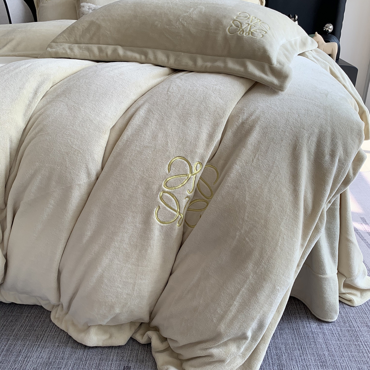 91家纺网 家纺一手货源 找家纺 莱豫家纺 2025秋冬新品加厚牛奶绒刺绣款四件套宽边工艺全消光牛奶绒 罗意威清新雪梨