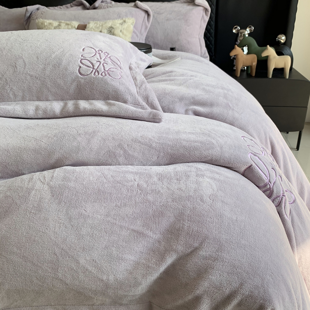 91家纺网 家纺一手货源 找家纺 莱豫家纺 2025秋冬新品加厚牛奶绒刺绣款四件套宽边工艺全消光牛奶绒 罗意威梦幻紫