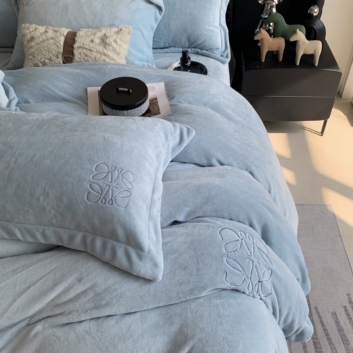 91家纺网 家纺一手货源 找家纺 莱豫家纺 2025秋冬新品加厚牛奶绒刺绣款四件套宽边工艺全消光牛奶绒 罗意威秋波蓝